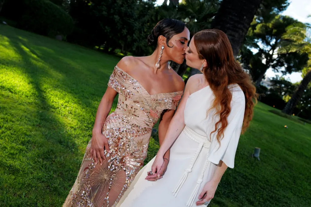 Miért titkolta Alex Scott a kapcsolatát sztár énekesnővel?-1