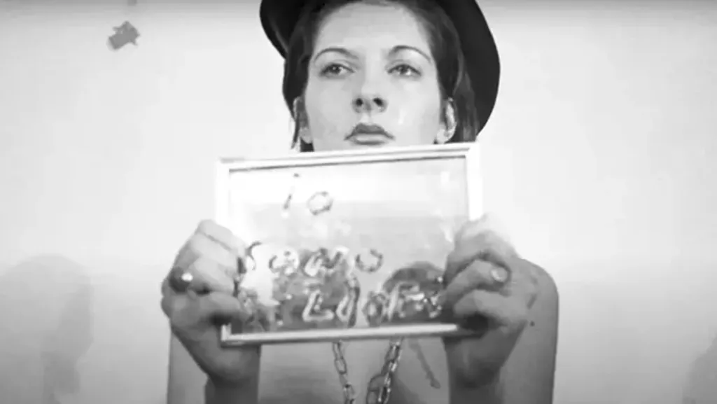 Vért ivott belőle: Marina Abramović rémisztő performance-a-1