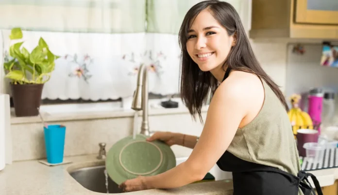 Egy nő mosogat