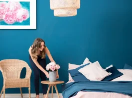 Egy nő virágot rak az ágya mellé