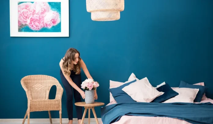 Egy nő virágot rak az ágya mellé