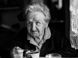 idős nagymama a konyhában teát szürcsölget