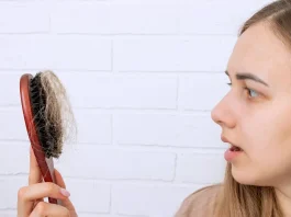 őszi hajhullás sok haja hullott ki a nőnek fésülködés közben