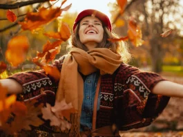 őszi vitaminpótlás természetesen boldog nő az erdőben