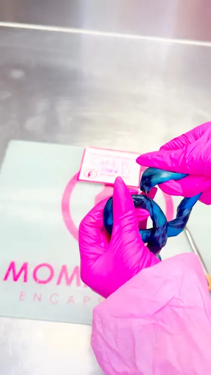 Sokk: Cardi B köldökzsinórját arany ékké varázsolta!-2