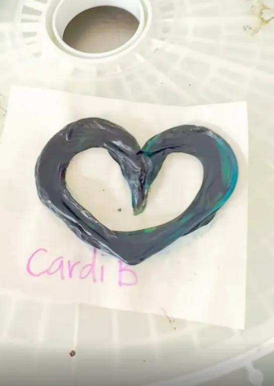 Sokk: Cardi B köldökzsinórját arany ékké varázsolta!-3