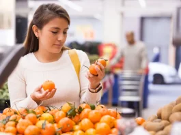 jó mandarint váéaszt egy fiatal nő a boltban