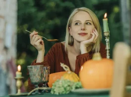 sutőtökkrémlevest eszik egy fiatal nő