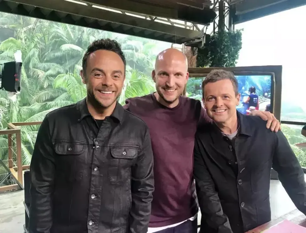 Ant és Dec titkos harmadik tagja 20 éve ontja a vicceket!-1