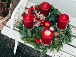 Adventi koszorú piros gyertyákkal