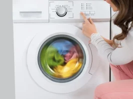 nő elindítja a mosógépet