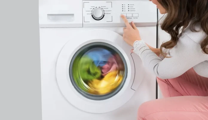 nő elindítja a mosógépet