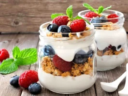 joghurt áfonyával és málnával üvegben