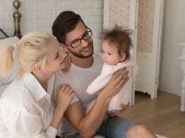 Fiatal pár fogja a gyerekét