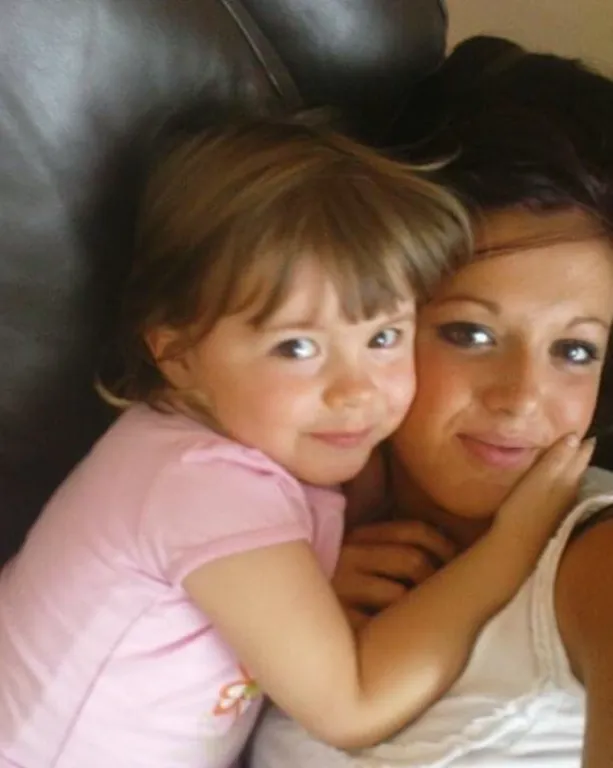 Holly Hagan elsírja húga tragikus MDMA-halálát-1