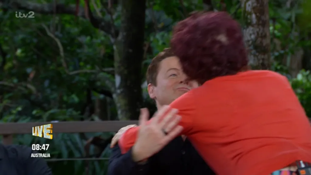 Ruby Wax megcsókolta Dec-et élőben: Sokk a dzsungel show-ban!-2