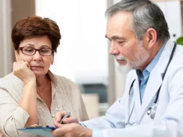Így születtek a népszerű egészségügyi szabályok titkai idősebb nő orvosnál