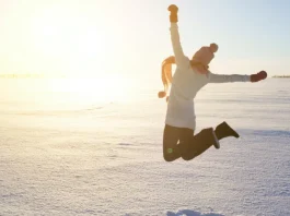 Hideg láb télen? Próbáld ezt a egyszerű papíros trükköt örül a hónak egy nő télen a naplementében