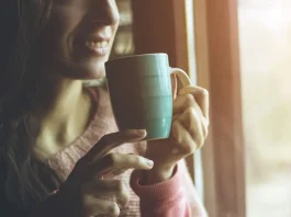 Túl sok kávé: 7 tünet, amitől óvakodj Nő bögréből iszik kávét