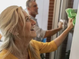 Csíkmentes ablakpucolás glicerinnal: Próbáld ki! boldog középkorú nő ablakot mos a férjével glicerinnel