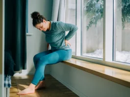 Miért fáj jobban a derék karácsony előtt? fiatal stresszes nőnek fáj a háta télen