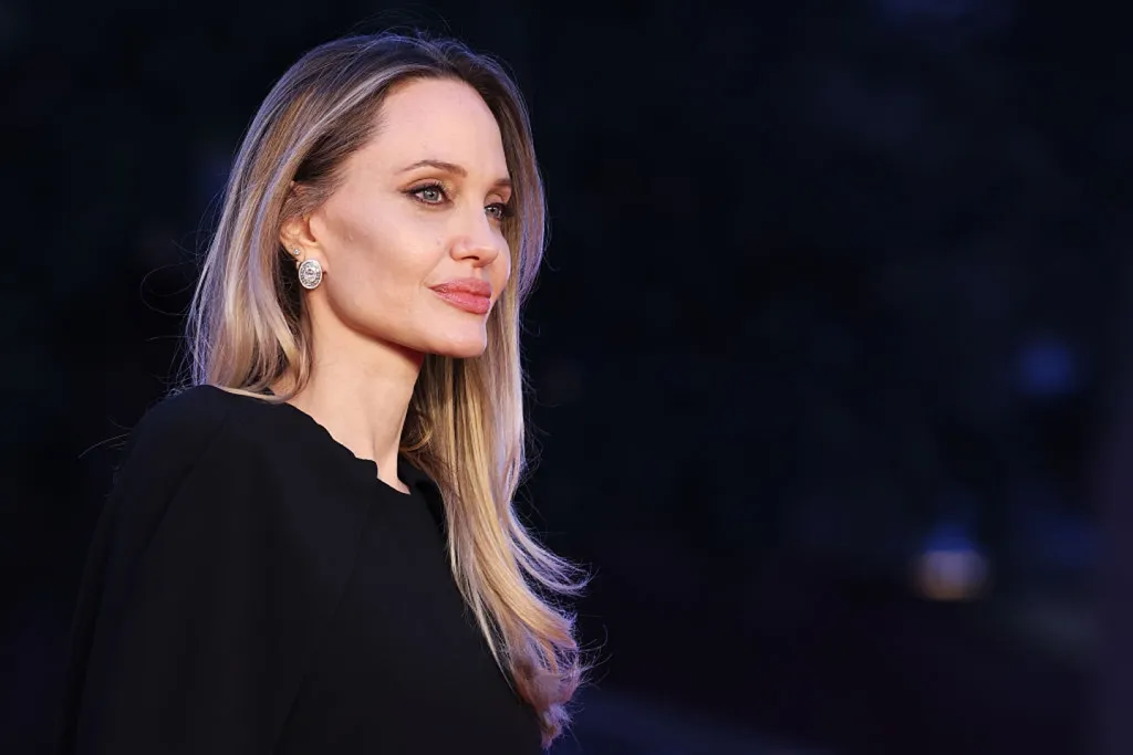 Angelina Jolie először mutatta meg masztektómia hegeit!-1