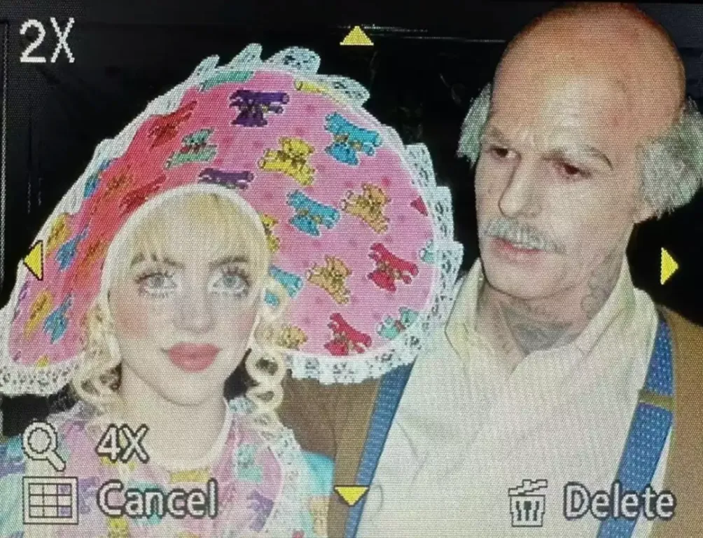 Furcsa baba cumisüveg Billie Eilish új fotóján?-2