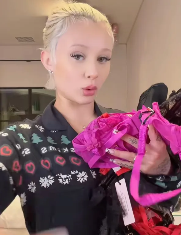 Travis Barker furcsa alsónemű-ajándékot adott Alabama lánynak-3