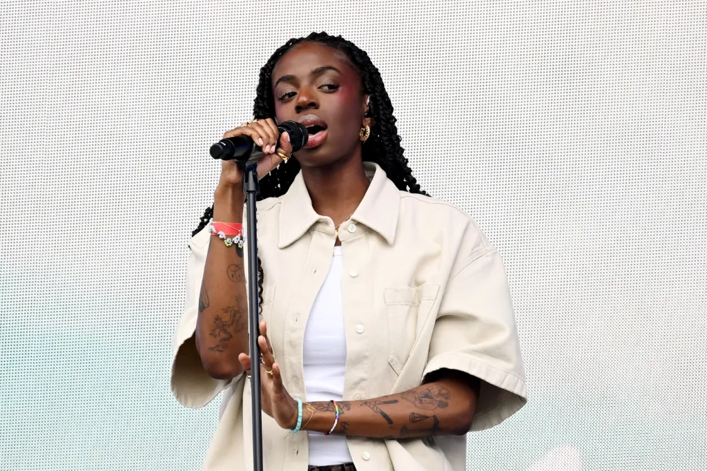 Cat Burns Könnyekkel Sírt Örömében Mellcsökkentés Után-1