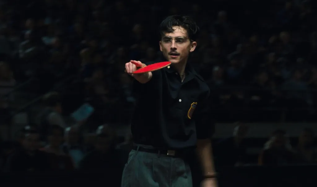 Titkos cameo: Robert Pattinson rejtőzködik a Marty Supreme-ben!-1