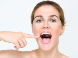 Nő nyitott szájjal mutat