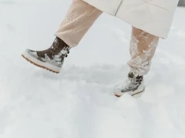 hótaposóban lány a hóban