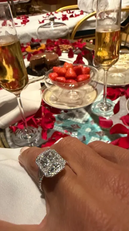 Katie Price 9. eljegyzése: Rajongók AI csalást sejtenek!-3