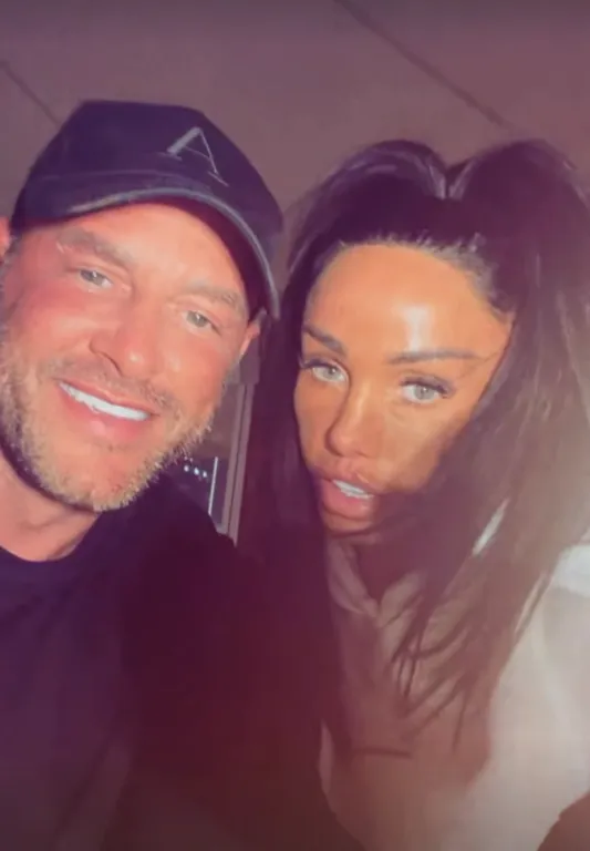 Katie Price 9. eljegyzése: Rajongók AI csalást sejtenek!-7