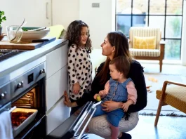 Sütő alatti fiók titka: Veszélyes tárolás! Egy család áll a konyhában a sütő mellett