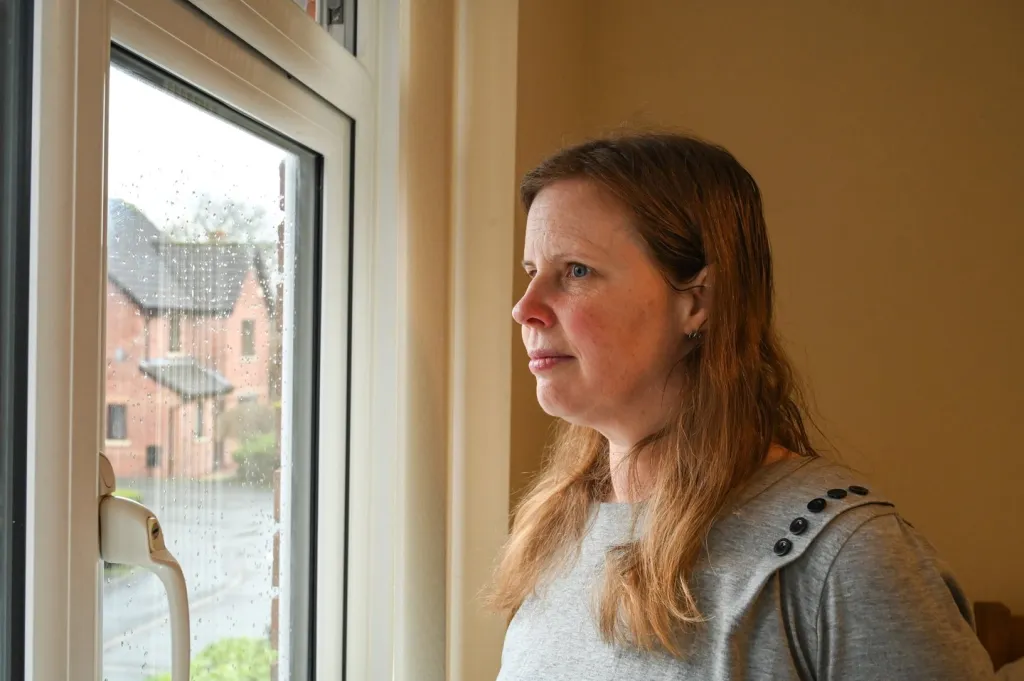 Anya hajléktalanná vált: 250 ezer fontot loptak el sztárcsalók-1