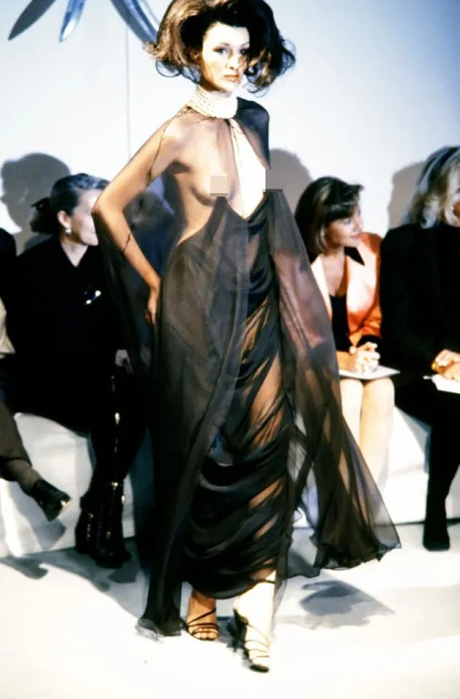 Chappell Roan sokkoló mellbimbós ruhában a Grammyn!-2