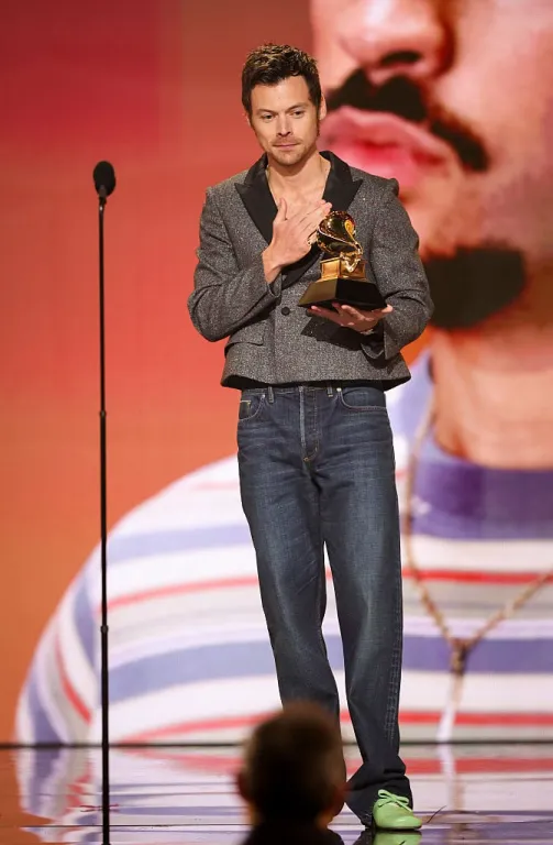 Rajongók gúnyolják Harry Styles ‘szégyentelen’ Grammy-s outfitjét!-1
