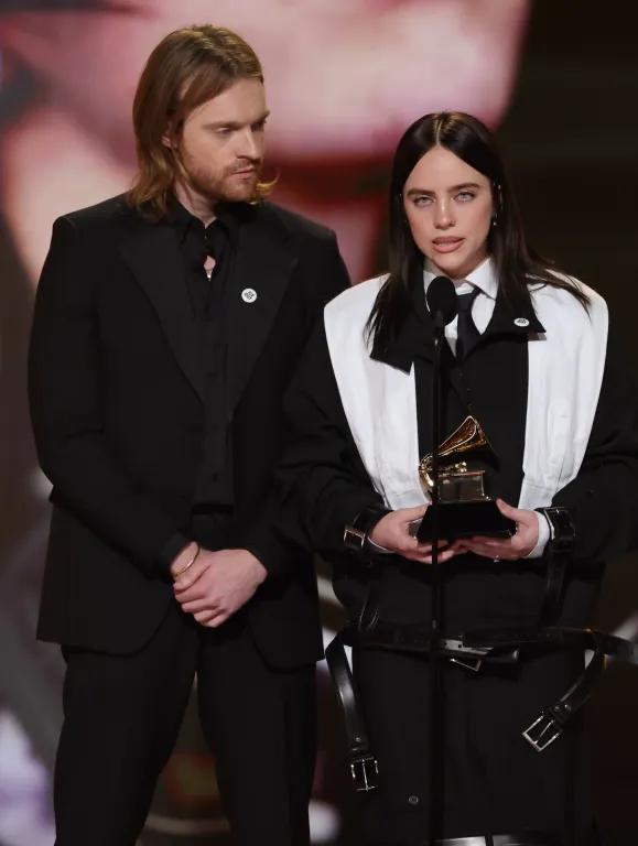 Finneas védi Billie Eilish-t a Grammy-botrány ellen!-1