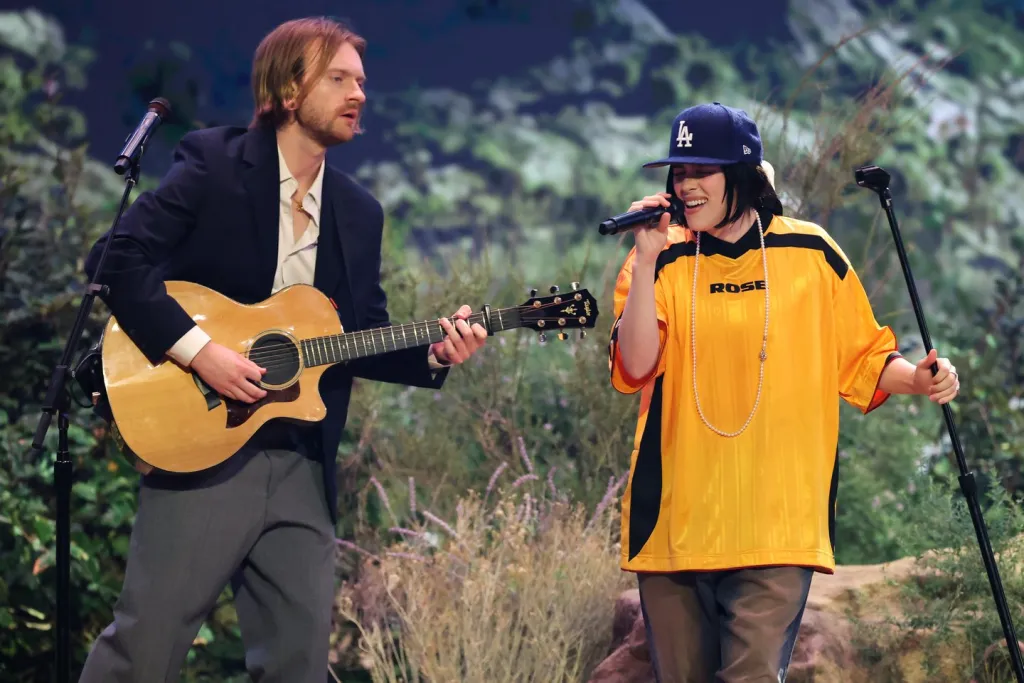 Finneas védi Billie Eilish-t a Grammy-botrány ellen!-2