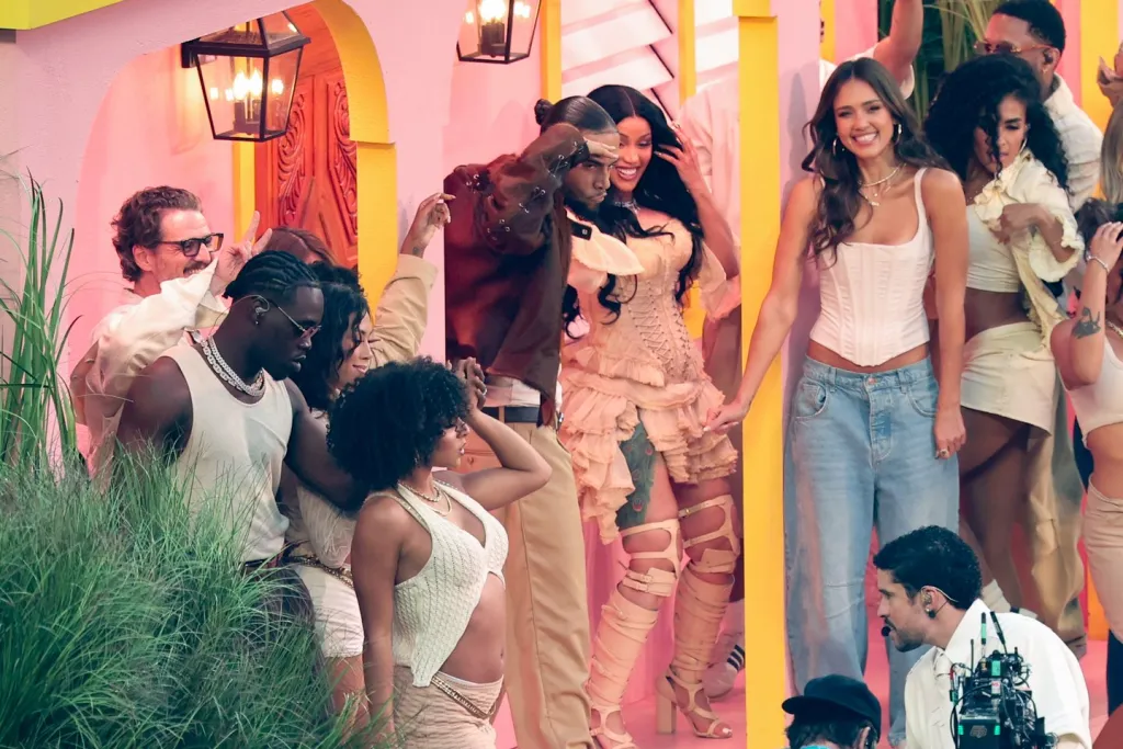 Pedro Pascal titokban bulizott Bad Bunny Super Bowl-ján!-2