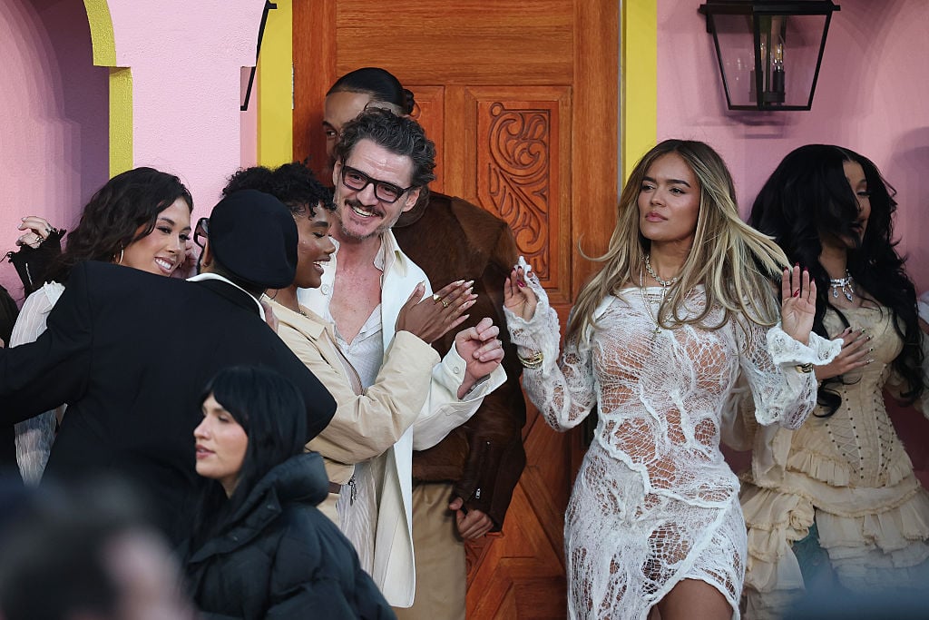 Pedro Pascal titokban bulizott Bad Bunny Super Bowl-ján!-3