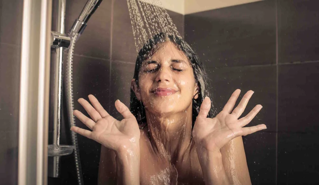 Nő zuhanyzás közben vicces arcot vág