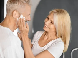 idős szép nő idős szép férfi szerelmét keni be borotvahabbal