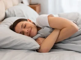 boldog nő alszik tiszta poratkamentes ágyneműben