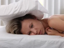 Párnával a fején egy álmatlan nő