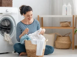 nő fehér mosás készít be a mosógépbe
