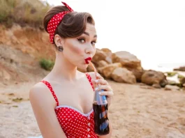 Cukormentes üdítők: rejtett kockázatok a light italokban pinup girlnek öltözött lány ligh kólát iszik a tengerparton