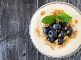 áfonya müzlivel joghurttal egy tálban