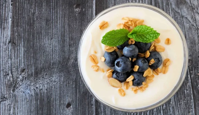 áfonya müzlivel joghurttal egy tálban